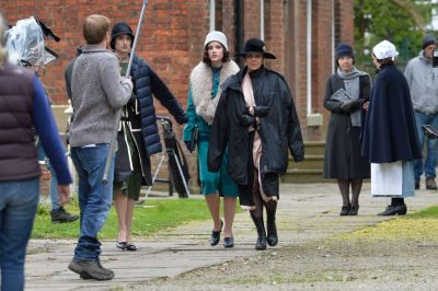 Helen-McCrory-and-Cillian-Murphy_-Peaky-Blinders-filming--02.jpg